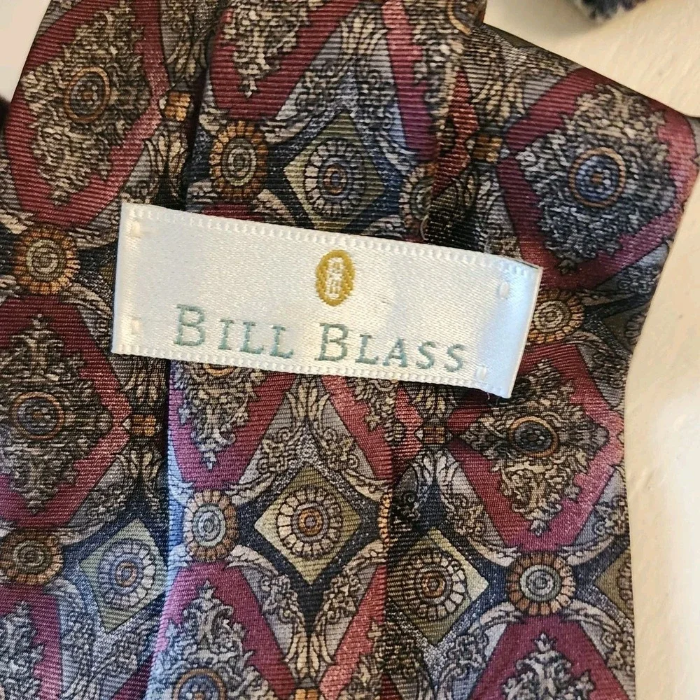 Men's Bill Blass Tie 100% Silk In Burgandy/ Blue Abstract